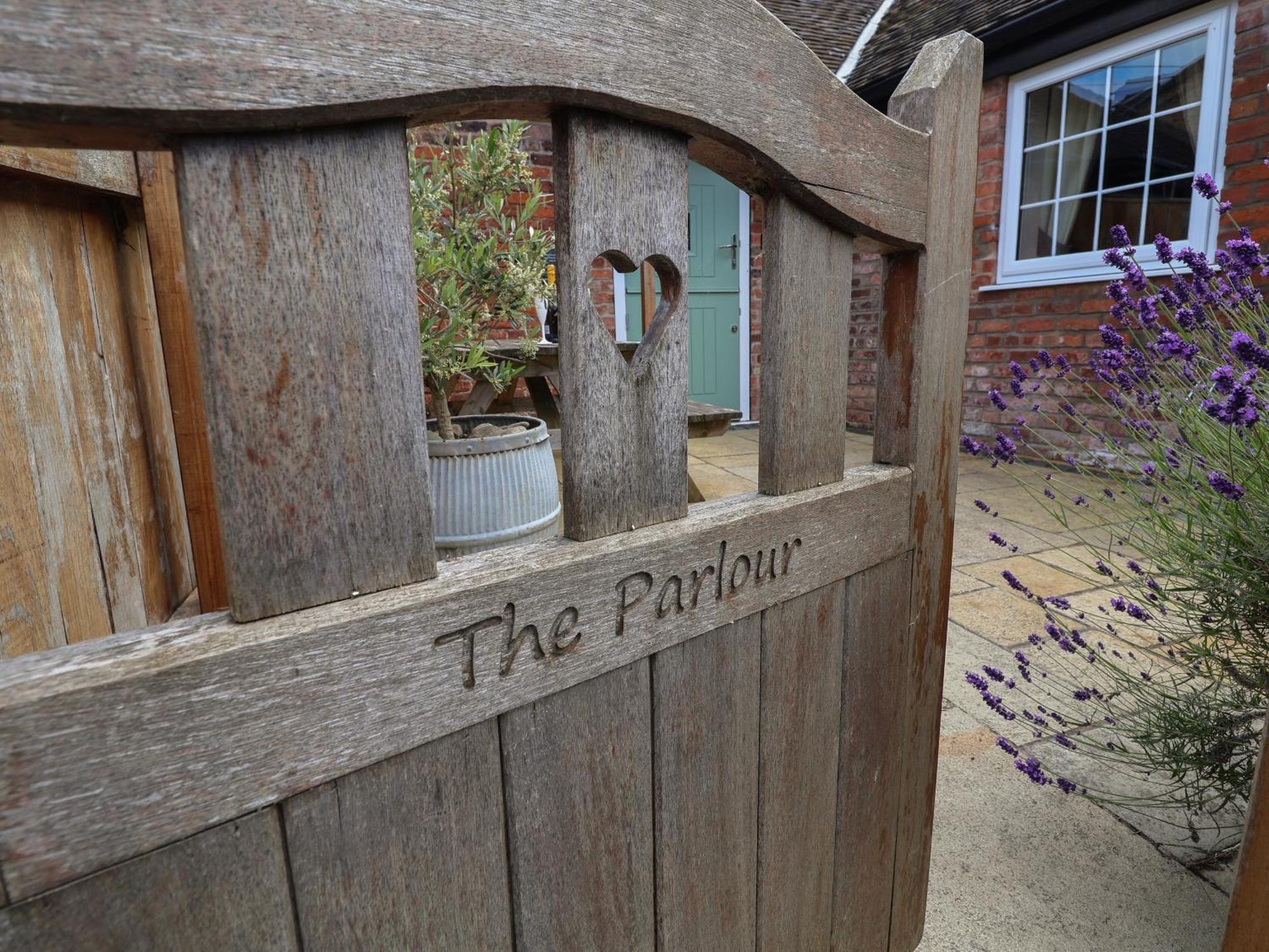 The Parlour Villa Честър Екстериор снимка